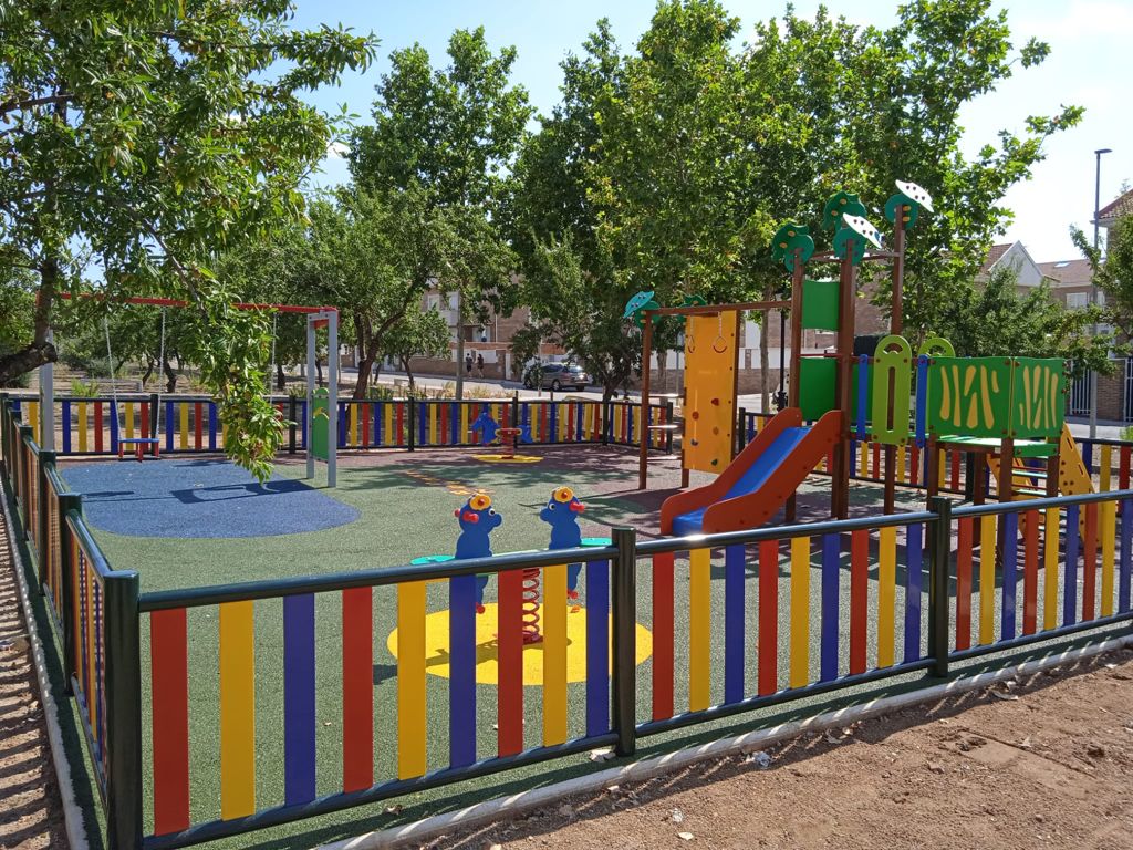 NeoparkCLM's tweet photo. Ya está disponible para su uso el nuevo parque infantil situado en la localidad de 📍Burguillos de Toledo👏
Es un parque completo, consta de diferentes áreas de juego, todo ello protegido por una superficie de caucho continuo ✅
#NeoparkCLM #burguillosdetoledo #parquesinfantiles https://t.co/inDggxXIsr
