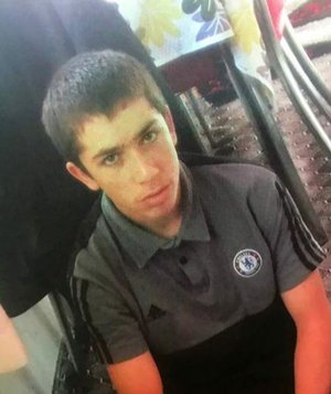 oktaycandemir's tweet photo. Vanlı Beritan Acar (16) Rize Pazar kuran kursunda uyuz hastalığına yakalandı. Hocalar onu bu halde evine göndermek istedi.O halde eve gitmek istemeyen Acar; ‘Deniz suyu uyuza iyi gelir’ diye yüzme bilmediği halde denize girdi.Şimdi bitkisel hayatta yaşam mücadelesi veriyor. https://t.co/uXLXbZpnNN