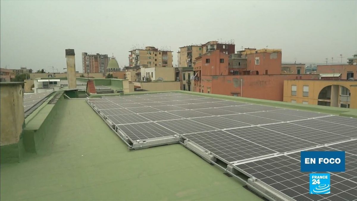 France24_es's tweet photo. Italia: el barrio popular en Nápoles que produce su propia energía solar gratuita https://t.co/XKqLoZf6fb https://t.co/J2n3Kflpj6