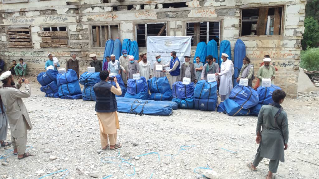 Reporterlyaf's tweet photo. .@IOMAfghanistan in coordination with local actors mobilized teams for rapid needs assessment &amp; responded to immediate needs of affected families through provision of non-food items, shelter reconstruction, repair tool kit &amp; family tents to 233 families in #Kamdish district. https://t.co/DJZ1OtbCW8