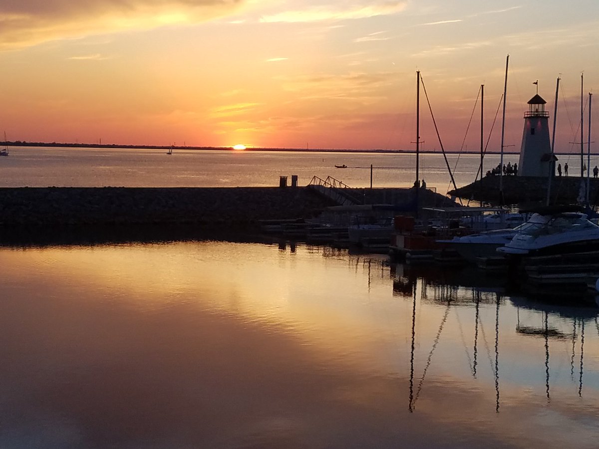 GrandpaDiesel's tweet photo. @squishy_toys A family of deer and a sunset from a local lake https://t.co/Sy9Hej8FbV