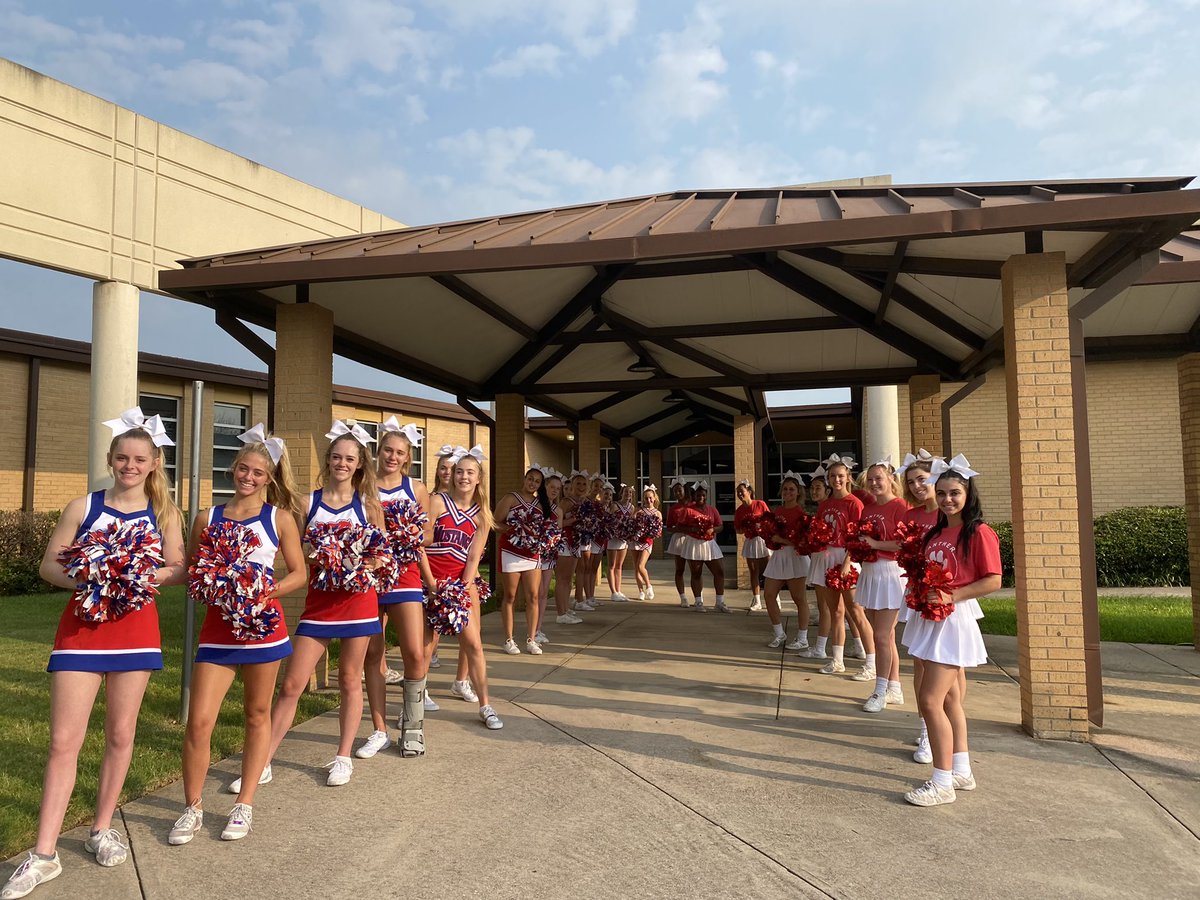 aszahn66's tweet image. HS Cheerleaders making new hires feel welcomed @G_C_I_S_D