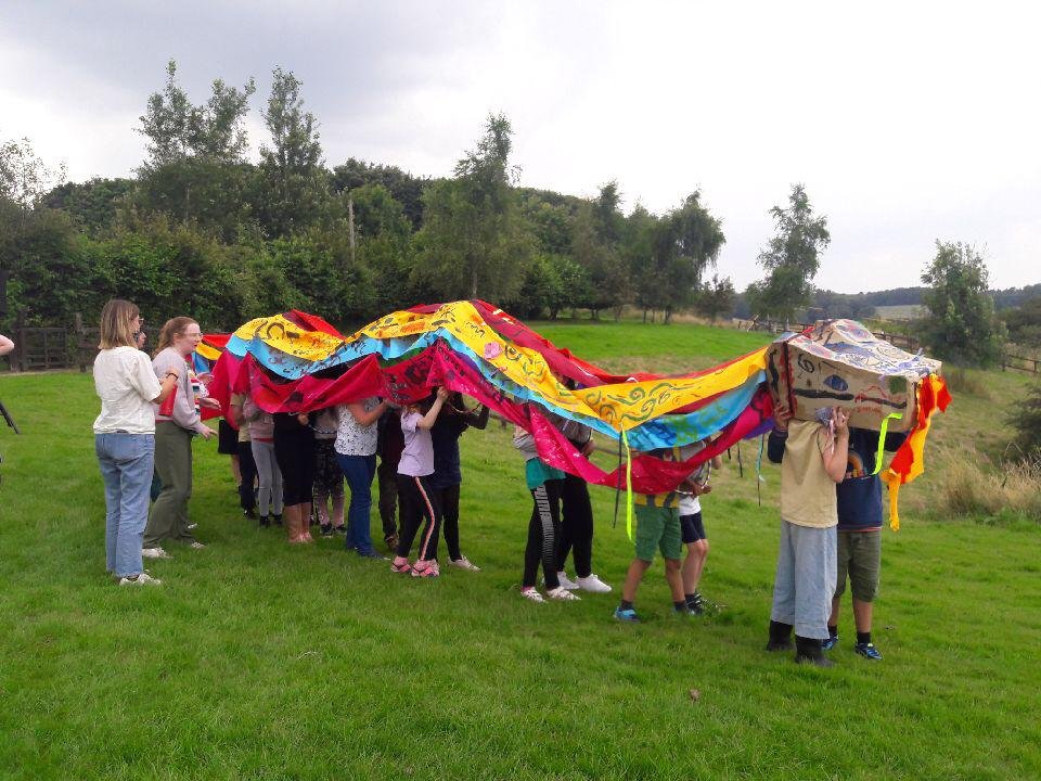 Opera_North_Ed's tweet photo. We enjoyed #WhistleStopOpera The Magic Flute so much this afternoon @herdfarm that we had to take our giant dragon puppet out to celebrate! 🐲🐦🐰 https://t.co/LDYJjKqi48