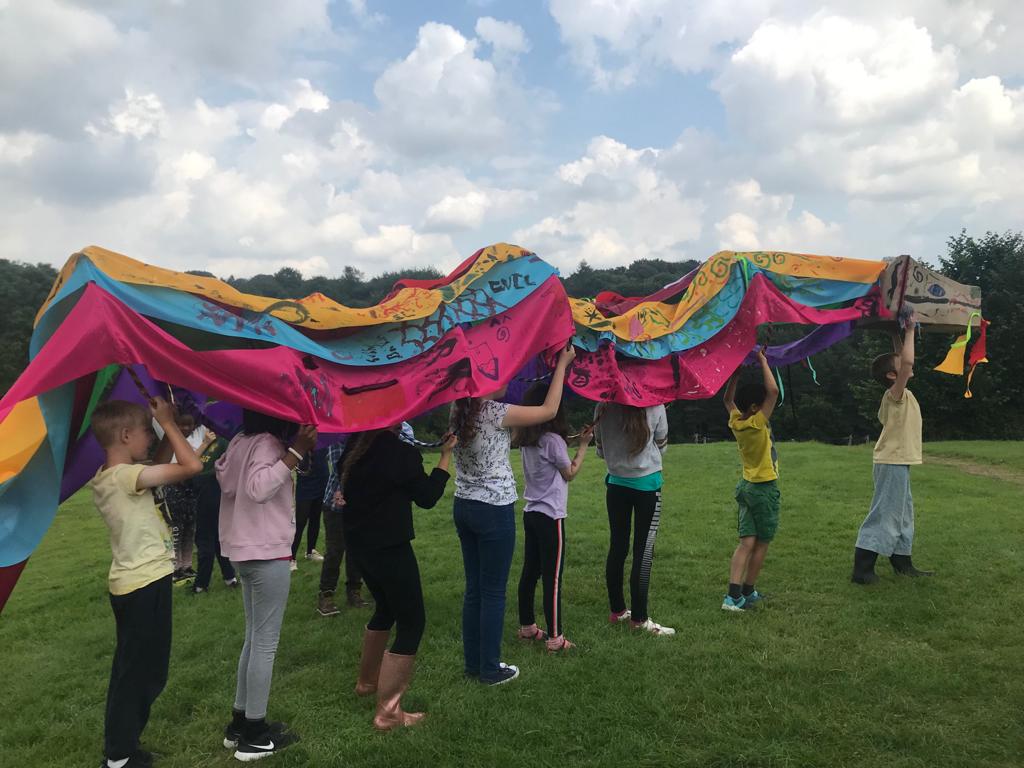 Opera_North_Ed's tweet photo. We enjoyed #WhistleStopOpera The Magic Flute so much this afternoon @herdfarm that we had to take our giant dragon puppet out to celebrate! 🐲🐦🐰 https://t.co/LDYJjKqi48