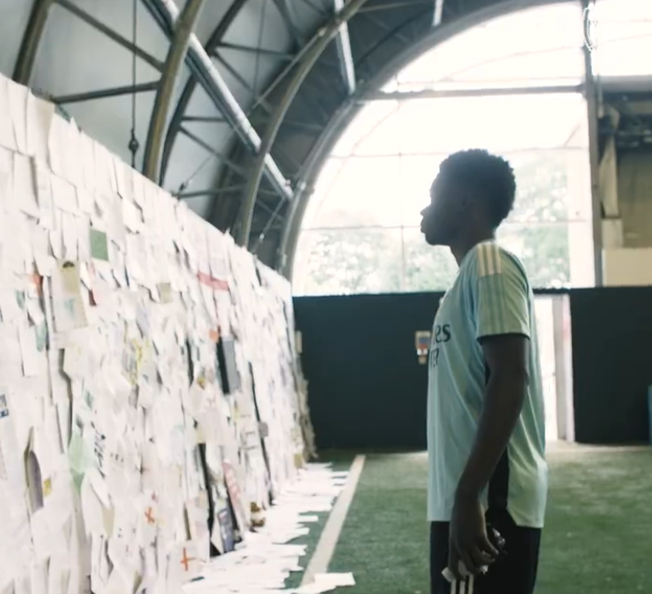 luisferpo's tweet photo. Bonita sorpresa y recibimiento para Saka de parte del Arsenal, que le preparó un mural con mensajes de apoyo por el abuso racial que recibió tras la final de la Eurocopa 👏👏👏👏👏👏 https://t.co/2OZ9EPTAW9