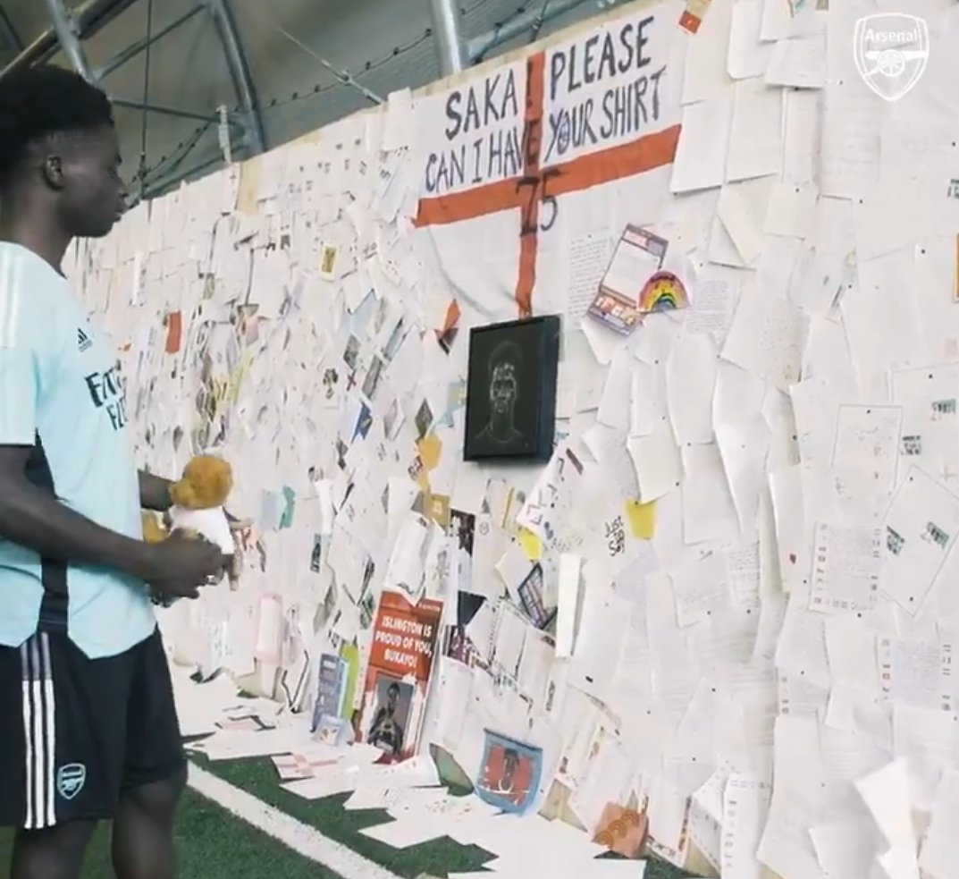 luisferpo's tweet photo. Bonita sorpresa y recibimiento para Saka de parte del Arsenal, que le preparó un mural con mensajes de apoyo por el abuso racial que recibió tras la final de la Eurocopa 👏👏👏👏👏👏 https://t.co/2OZ9EPTAW9