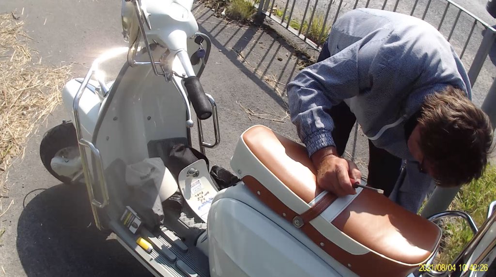 DevilsCrayon's tweet photo. Stopped and went over, to see if i could help, a snapped clutch cable. He had his fags and screwdriver out so he was short of nothing. Fist bump and on my way. #2wheels #stopandhelp https://t.co/3WJOCRkqOq