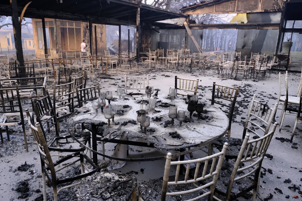 fioridorgoglio's tweet photo. i usually don't do these type of posts but I would appreciate it if you spread awareness about the life threatening fires breaking out in a number of places in greece my house is in a safe place but people and animals are in danger https://t.co/JcZJNhCMSQ