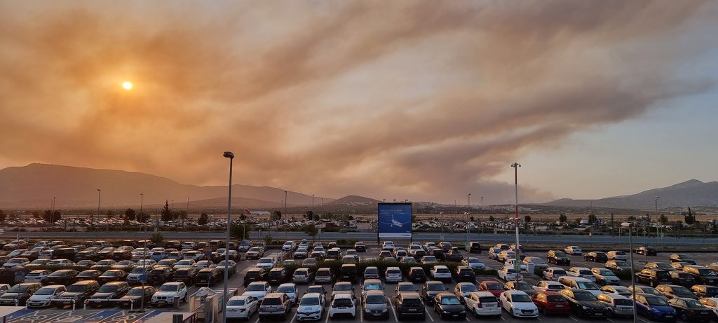 fioridorgoglio's tweet photo. i usually don't do these type of posts but I would appreciate it if you spread awareness about the life threatening fires breaking out in a number of places in greece my house is in a safe place but people and animals are in danger https://t.co/JcZJNhCMSQ