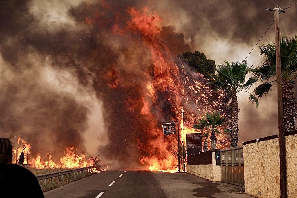 fioridorgoglio's tweet photo. i usually don't do these type of posts but I would appreciate it if you spread awareness about the life threatening fires breaking out in a number of places in greece my house is in a safe place but people and animals are in danger https://t.co/JcZJNhCMSQ