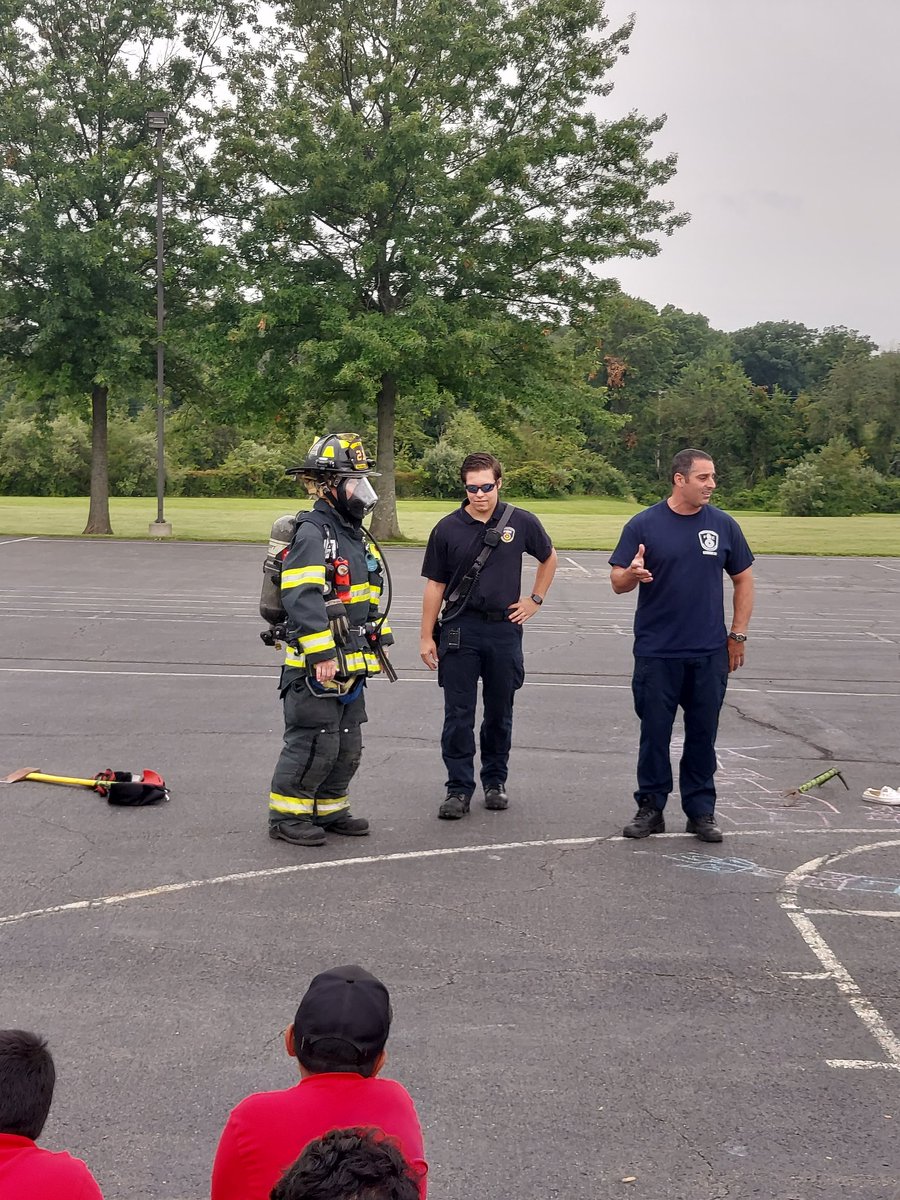 mperkins_frsd's tweet photo. Our local @RaritanTwpFire firefighters came to school today to give us safety tips! Our very own @MrsBurns231 tried on ALL the gear! 👨‍🚒🚒👩‍🚒 
@CopperHillES @FlemRarSchools #communityheroes https://t.co/TkoNxB6PQd