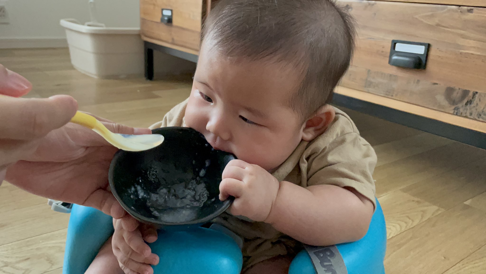 つくね ひまり このままバズったら私の偽乳がネット記事に載ってしまうわけだ 成る程 お堅い家系じゃなくて良かったぜ 笑 おまけ ちなみにコレは離乳食が始まったけど 何を食べていいか分からず器をハムハムする赤ちゃん T Co 801tov4xy2