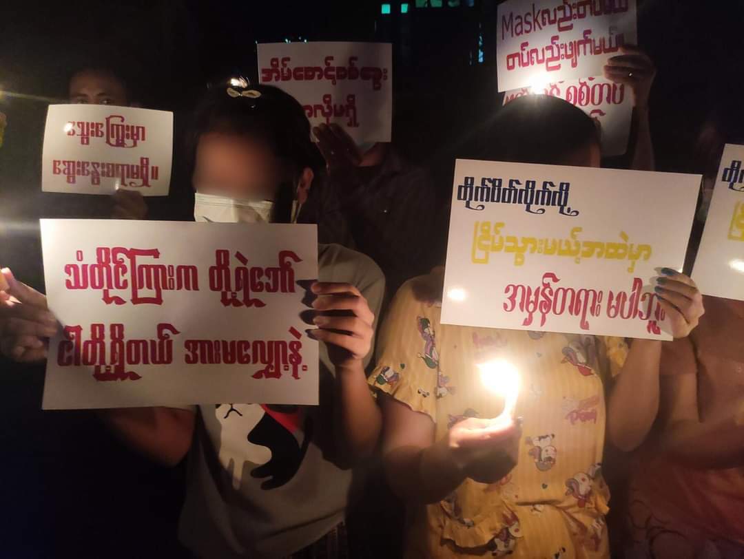 TTZ23290262's tweet photo. Mandalay night strike of  Anti-Junta #AungMyaeTharSan educational Schools Strike today to overthrow the military dictatorship.

LEGALIZATION OF NUG

#Aug4Coup 
#WhatsHappeningInMyanmar https://t.co/seUY2X5YEB