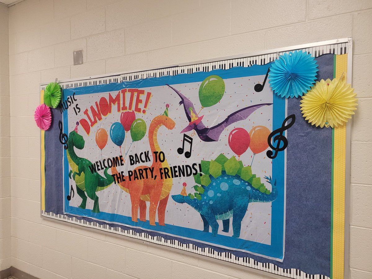 spatzyspatz's tweet photo. Who's ready for back to school?! #Imissedmakingbulletinboards 😆 #generalmusic #welcomebackfriends ❤ https://t.co/Yu2CqnTwr3