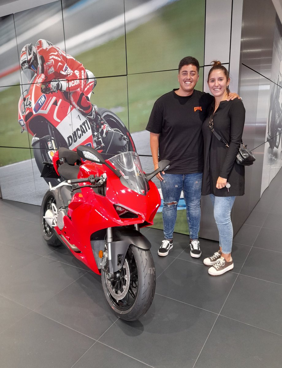 Hoy Dimas cumple un sueño que llevaba tiempo rondándole por la cabeza... ¡Tener su propia Panigale V2!😍

Felicidades y ahora sólo queda disfrutarla a tope!😎

#DucatiCanarias #Ducati #Canarias #PanigaleV2 #Panigale #Ducatista