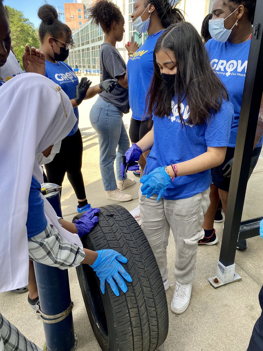 BCEengagement's tweet photo. We already knew the Girls Reflecting Our World 🌎 could do anything! #OfficerJamila #Thisisus #BCE #changingtires #sewingpillows #takingontheworld @bostonpolice @GROWmentorship #mentorshipmatters @sheiskellibos https://t.co/TppIpTPFbu