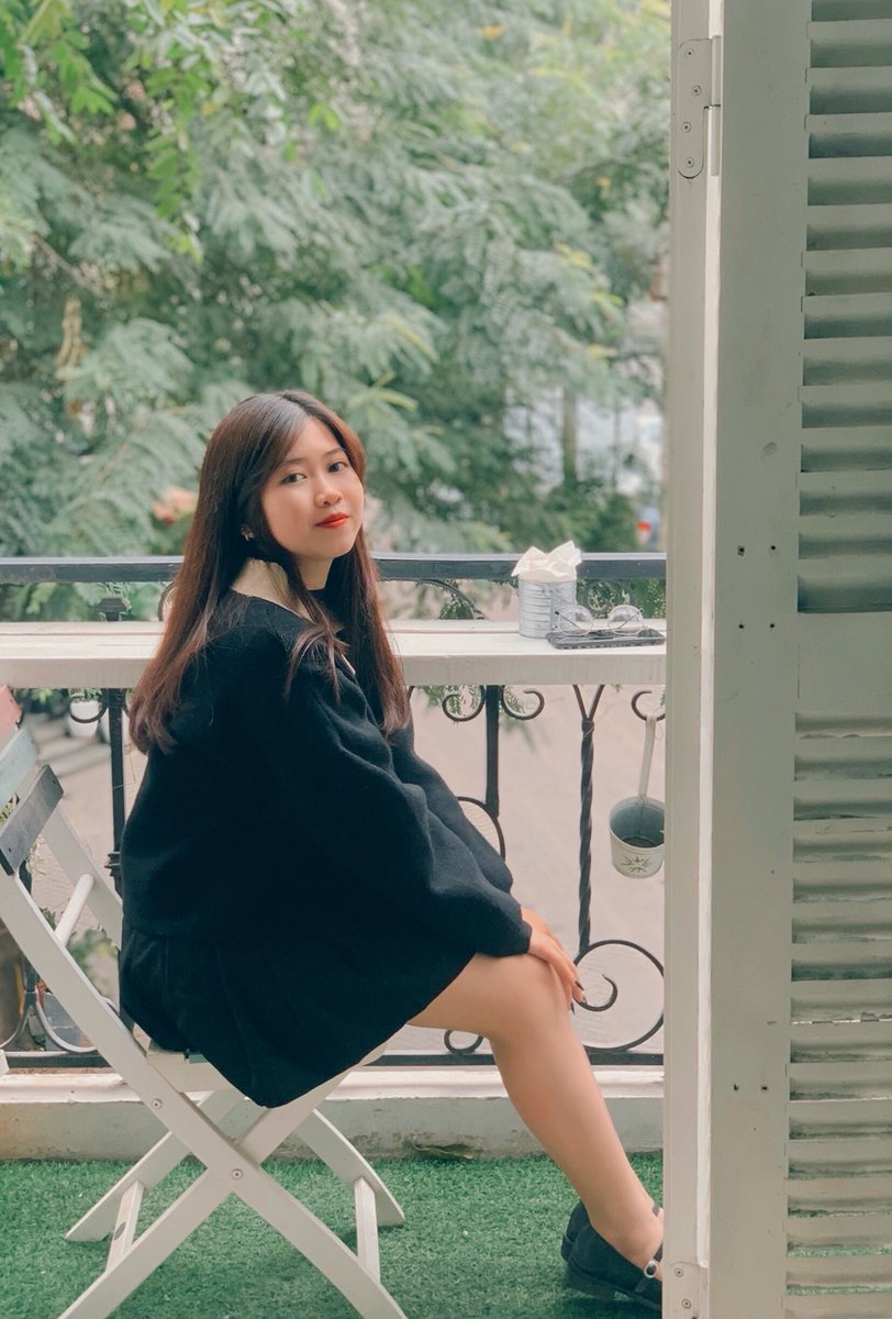 Em ngồi 1 mình giữa đám đông