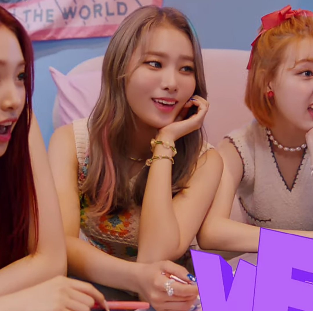 she's so pretty 

#먼데이 #위클리 #Weeekly  <a href="/_Weeekly/">Weeekly (위클리)</a>
#PlayGame_Holiday #HolidayParty