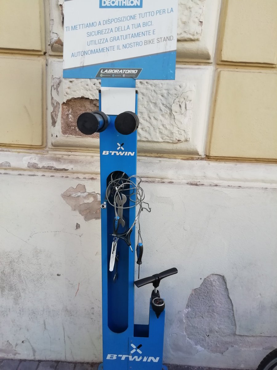 bikediablo's tweet photo. Centro Commerciale #happio quindi se si mettono stalli i romani usano le bici per andare a fare spese o a mangiare fuori? @decathlonitalia (grazie!) ha anche ripristinato stazione assistenza. @ciclomobilisti @CarloCalenda @EnricoMichetti @gualtierieurope @MomyLozzi @virginiaraggi https://t.co/Z85QCb7MgF