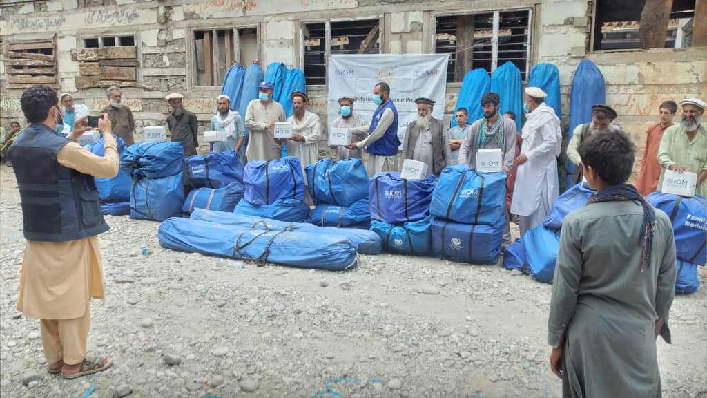 IOMAfghanistan's tweet photo. 1/2 IOM in coordination with local actors mobilized teams for rapid needs assessment and responded to immediate needs of affected families through provision of non-food items, emergency shelter reconstruction, repair tool kit and family tents to 233 families in #Kamdish district. https://t.co/YVx8lhbxaz