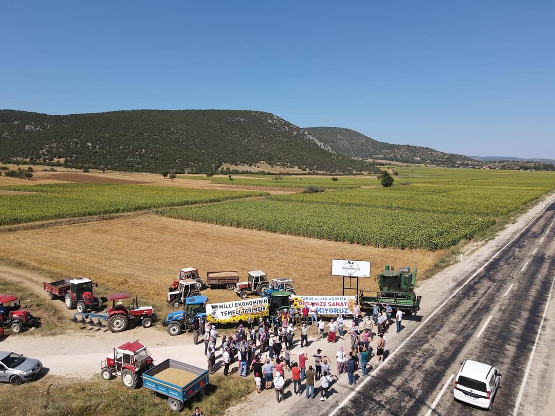 tahakkumhaber's tweet photo. TARIM ALANLARINA ORGANİZE SANAYİ İSTEMİYORUZ! 

Bilecik ilinin, Gölpazarı ilçesine bağlı Beşevler Köyü mevki, verimli tarım toprakları üzerine yapılması planlanan Organize Sanayi Bölgesi'nin (OSB) tarıma vereceği zarardan endişe duyan Gölpazarlılar basın açıklaması yaptı. https://t.co/uKWVTns2Cv