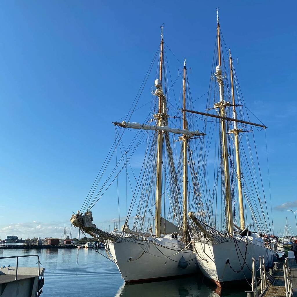 gladanochfalken's tweet photo. Över sommarledigheten har båda fartygen legat förtöjda på Ö-varvet. I måndags kom Gladans besättning tillbaka efter semestern och har under veckan gjort de sista förberedelserna inför sin resa söderut. Medans Gladan kastar loss nästa vecka kommer Falken fortsätta med sin avr… https://t.co/eZKTiP1bTJ