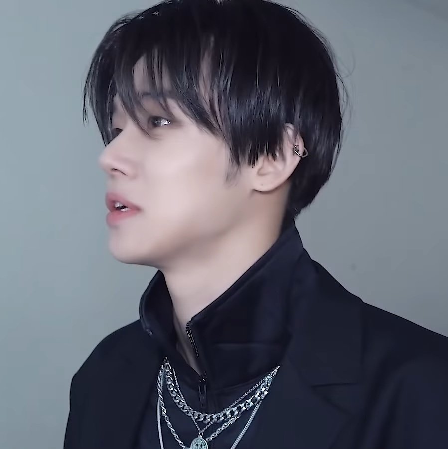EB0YJUN's tweet photo. you have a big crush on him https://t.co/kcmcqxV9d3