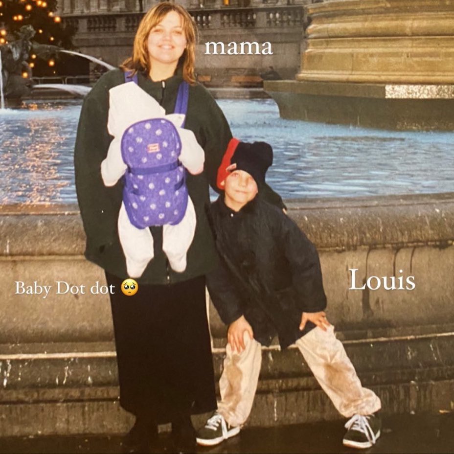 valourry_'s tweet image. louis tomlinson still does the same pose while taking pictures with his family 🤧