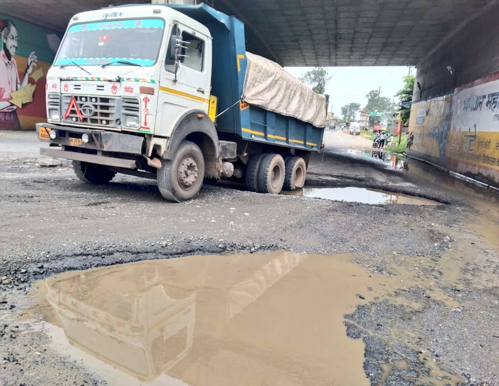 DhananjayPutush's tweet photo. आदरणीय @DC_Ramgarh ,
मैम NH23 रामगढ़-बोकारो मार्ग स्थित कोठार ओवरब्रिज के नीचे की सड़क में बड़े बड़े गढ़े हो जाने के कारण हमेशा यहां दुर्घटना हो रही है,जिसमे लोग जख्मी हो रहे हैं।
कृपया जल्द से जल्द इसकी मरम्मत कराने की कृपा करें ताकि लोगो को राहत मिल सके। https://t.co/zFcVfWGjx2