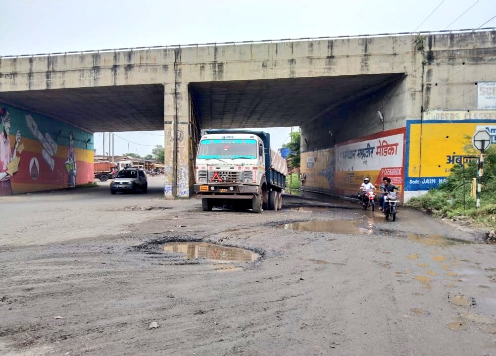 DhananjayPutush's tweet photo. आदरणीय @DC_Ramgarh ,
मैम NH23 रामगढ़-बोकारो मार्ग स्थित कोठार ओवरब्रिज के नीचे की सड़क में बड़े बड़े गढ़े हो जाने के कारण हमेशा यहां दुर्घटना हो रही है,जिसमे लोग जख्मी हो रहे हैं।
कृपया जल्द से जल्द इसकी मरम्मत कराने की कृपा करें ताकि लोगो को राहत मिल सके। https://t.co/zFcVfWGjx2