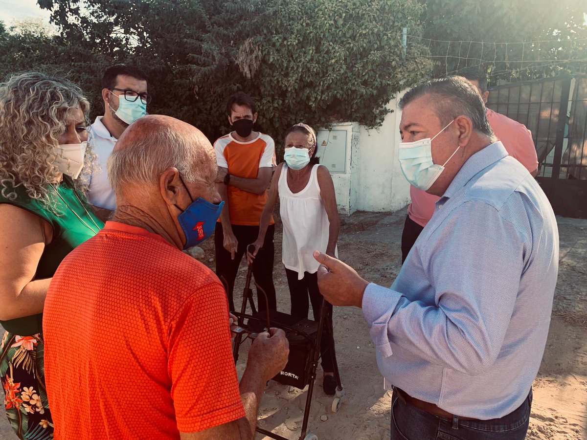 aytoguadaira's tweet photo. Encuentro con vecinos del Camino de Cuchipanda para informar del proyecto próximo a comenzar. El delegado @JamonteroJose detalla que a lo largo de 2.245 m se corregirán pendientes, cunetas y accesos a parcelas, con base granular y compactación de alto nivel y durabilidad https://t.co/l2Hf3bA9uY