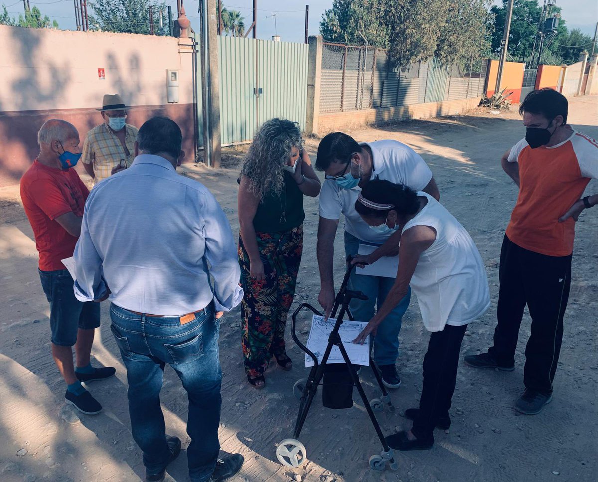aytoguadaira's tweet photo. Encuentro con vecinos del Camino de Cuchipanda para informar del proyecto próximo a comenzar. El delegado @JamonteroJose detalla que a lo largo de 2.245 m se corregirán pendientes, cunetas y accesos a parcelas, con base granular y compactación de alto nivel y durabilidad https://t.co/l2Hf3bA9uY