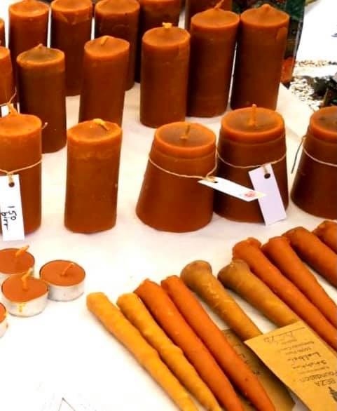 Beekeeping 🐝 🐝 has a long tradition in Lalibela. Candles 🕯 made by Beza foundation are produced from 💯 % organic beeswax. They smell so divinely! 💛🧡
.
.
.
#gemproject #switchafricagreen #lalibela_arts_crafts #lalibela #bees #ethiopia #beeswax #euinethiopia