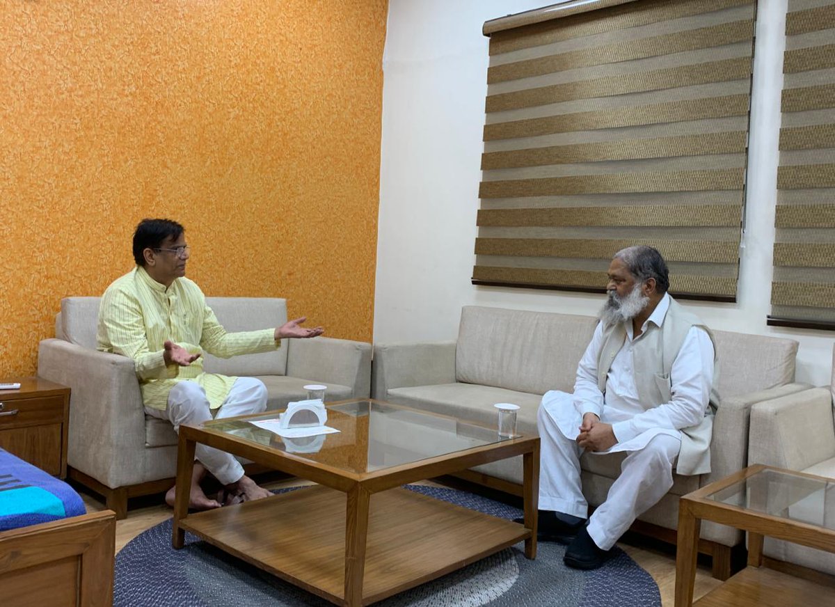 pamlaanilvij's tweet photo. चंड़ीगढ़
भाजपा प्रदेश अध्यक्ष ओम प्रकाश धनखड से गृह एवं स्वास्थ्य मंत्री  विज ने हरियाणा भाजपा कार्यालय चंडीगढ़ पहुंचकर मुलाकात की।
विज और धनखड की करीब आधे घण्टे तक हुई बातचीत। https://t.co/ctSNxKHX9K