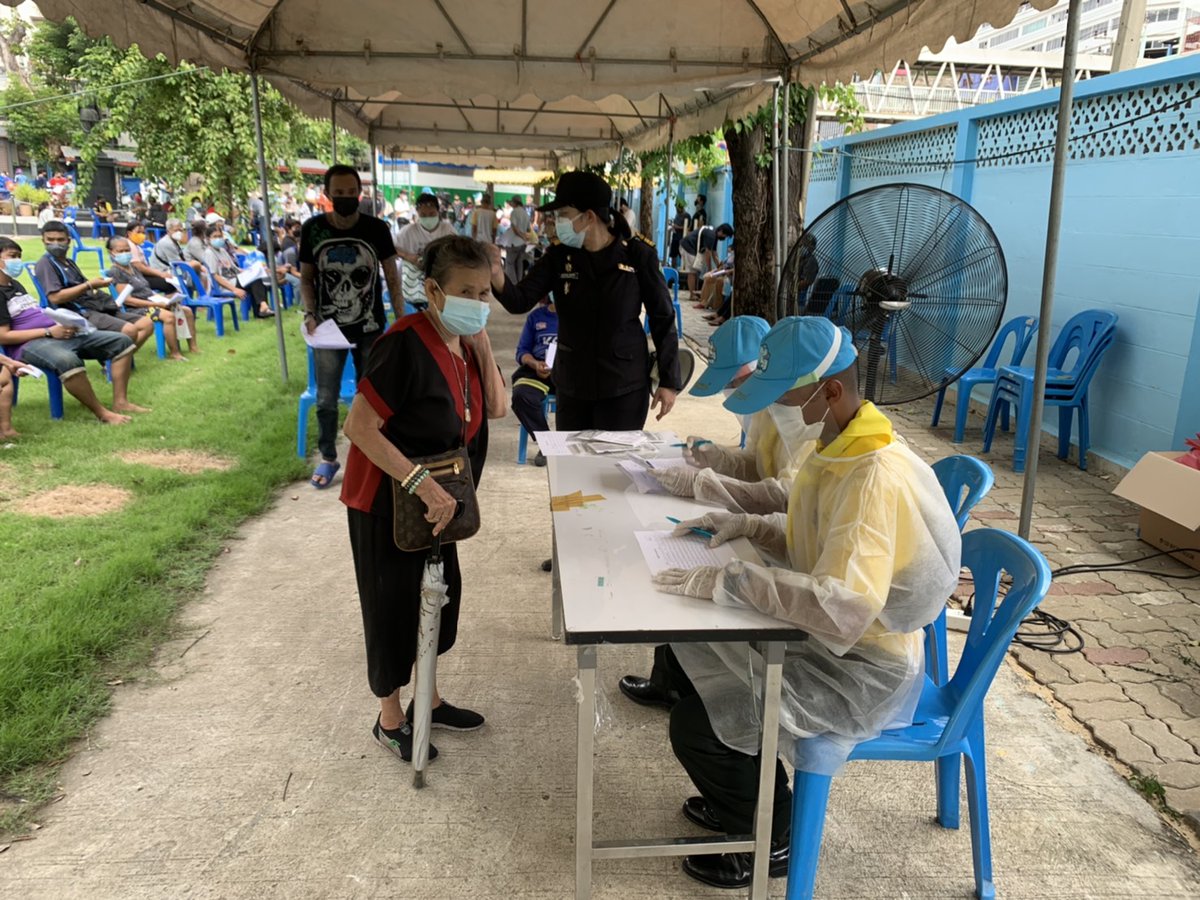 Engi2418's tweet photo. กองทัพบก โดย ช.พัน.1 พล.1 รอ. สนับสนุน หมอชนบท ในการตรวจหาเชื้อโควิด แบบเชิงรุก วันละ 1,000 คน ทำการ ตรวจ ATK และ RT-PCR โดยผู้ตรวจที่มีผลเป็นบวก จะให้ทำ HI เพื่อพักรักษาตัวที่บ้าน และส่งอาหาร ยารักษา ตาม สปสช. เพื่อลดคนรอเตียง เขตห้วยขวาง กทม.
#จิดอาสา
#กองทัพบก
#COVID19 https://t.co/M13zNw3Uri