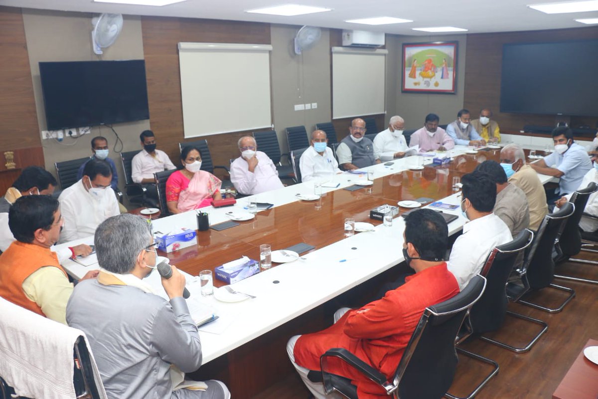 UmeshJadhav_BJP's tweet photo. Met Shri @AshwiniVaishnaw, Honble @RailMinIndia and discussed various issue pertaining to my constituency. Got positive assurance to fulfil the demands made. 

Thank you @JoshiPralhad ji for arranging this interactive session under your guidance.

@BJP4India @raosahebdanve https://t.co/wG1gzDvvls