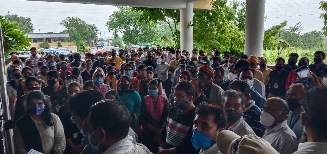 स्मरण ज्ञापन में प्रदेश के पटवारियों ने भरी हुंकार,
इस बार आर या पार।
मांगे पूरी नही होने पर 10 अगस्त से कलमबंद हड़ताल पर

#mppatwarisangh 
<a href="/ChouhanShivraj/">Shivraj Singh Chouhan</a> <a href="/OfficeofSSC/">Office of Shivraj</a> <a href="/GovindSingh_R/">-</a> <a href="/KamalPatelBJP/">Kamal Patel</a> <a href="/mprevenuedeptt/">Revenue Department, Madhya Pradesh</a> <a href="/bhadoriabjp/">Dr. Arvind Singh Bhadoria</a> <a href="/nstomar/">Narendra Singh Tomar</a> <a href="/BJP4MP/">BJP Madhya Pradesh</a> <a href="/vdsharmabjp/">VD Sharma</a> <a href="/INCMP/">MP Congress</a> <a href="/ZeeMPCG/">Zee MP-Chhattisgarh</a> <a href="/ndtv/">NDTV</a>