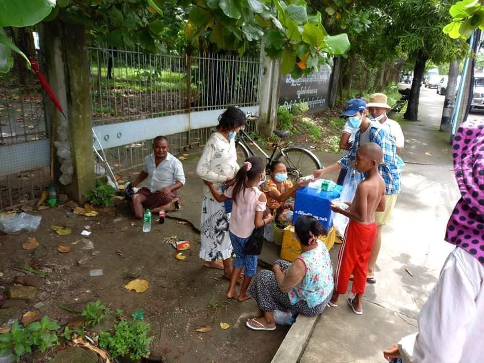 KaungKhantHto10's tweet photo. South Okkalapa Township Students' Union and Mayangone students launched "We will overcome the Epidemic and also revolt the terrorist group" campaign by distributing food and masks to the people of South Okkalapa Township and Shwepyithar Township today.

#Aug4Coup https://t.co/MN6pXmULTT