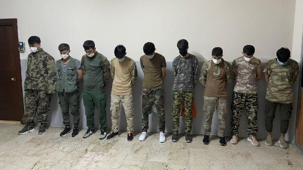 FirsatDedektif's tweet photo. Zeytinburnu'nda asker kıyafetiyle dolaşan Afgan göçmenler sınır dışı edilmek üzere İl Göç İdaresi'ne götürüldü. https://t.co/v1AZEUMaeO