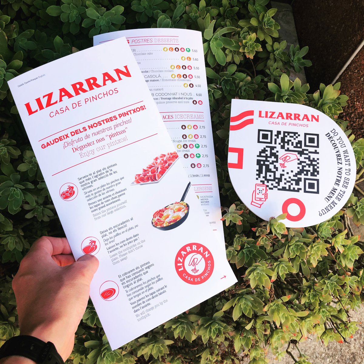 thegraphicroom's tweet photo. 👉🏻 Peça de PVC amb Carta QR i Cartes sintètiques pel @lizarranfigueres 🙌🏻

🐖💨 #thegraphicroom #tgr #olot #dissenygràfic #impressió #graphicdesign #lizarran #alergenos #qr #figueres #cartesrestaurant #impressiódigital #toofast #print https://t.co/Pz7ZCJ1m5m