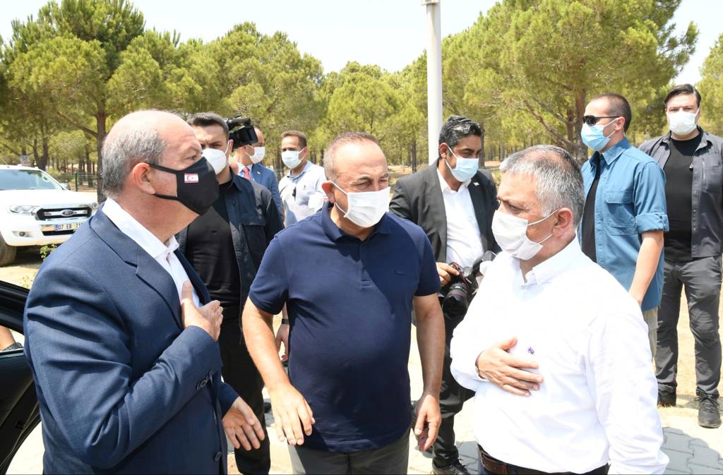 AntalyaValilik's tweet photo. Vali @ersinyazici1,  KKTC Cumhurbaşkanı Sn. @ersinrtatar ve Dışişleri Bakanı Sn. @MevlutCavusoglu ile birlikte #Manavgat Ulualan'da bulunan Yangın Yönetim Merkezi'nde incelemelerde bulundu. https://t.co/bTb8WLsZXU