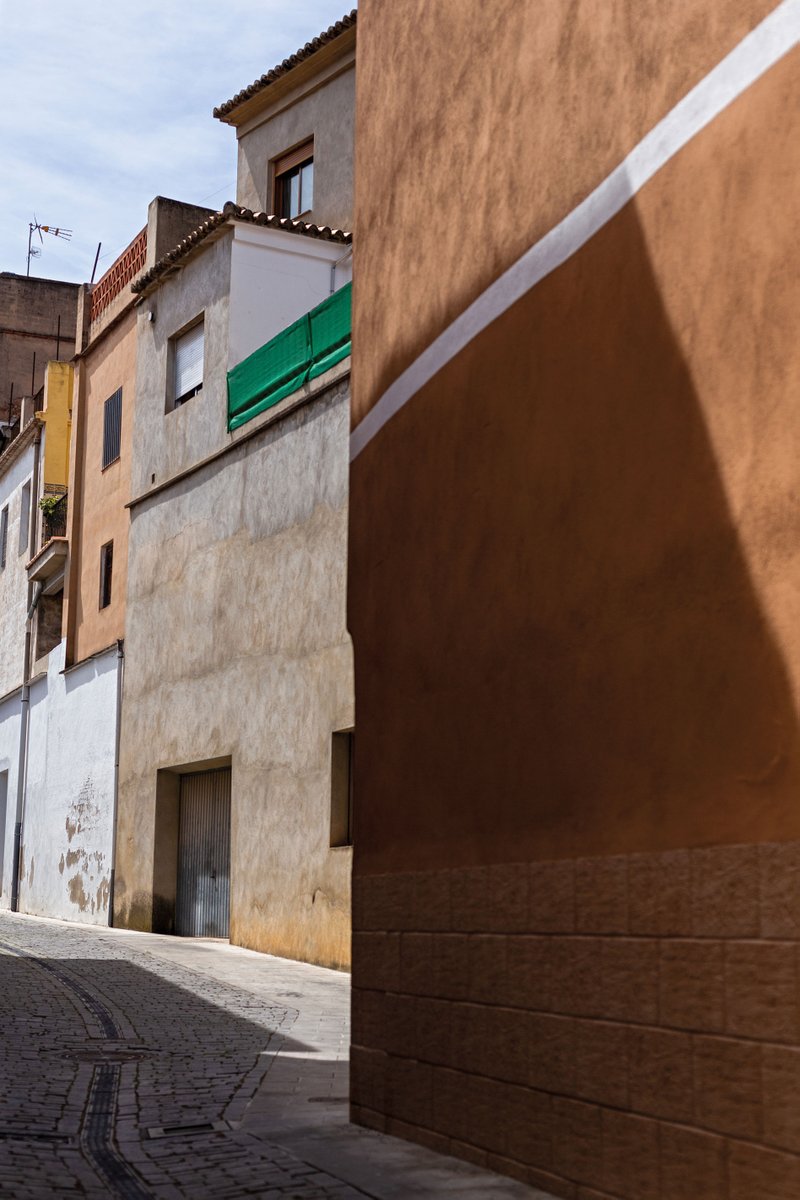 Tots els diumenges el xicotet Paco jugava a raspall. Als huit anys va guanyar el seu primer desafiament local; el va convidar el tio Tonet.

<a href="/LaiaMas/">Laia Mas</a> 🖋️ i <a href="/holasocjordi/">jordi arques</a> 📸 van viatjar al carrer de les primeres pilotades del mite. Teniu en obert el número: issuu.com/revistaferida/…