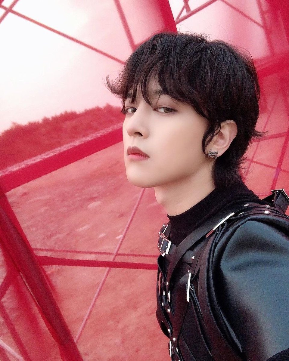 jkmxluv's tweet photo. #RVEFFECT EVERYONE 🥵😍🖤 #RAVN #ToMoon #ONEUS_CRAZYHOT #ONEUS_THEATRE #ShutUp받고CrazyHot #ONEUS #ONEUS_Ravn https://t.co/7psvGa2UoC