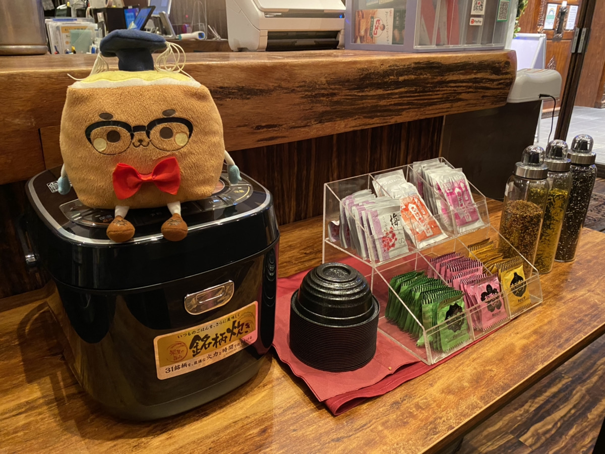 パセラのコワーク 大好評 ごはんサービスあります 白米とお味噌汁が無料 おかずの持ち込みok 納豆やキムチなど においのつよい食品はご遠慮いただいております ふりかけ お茶漬けもご用意 フリードリンクは30種類以上 個包装のお茶や