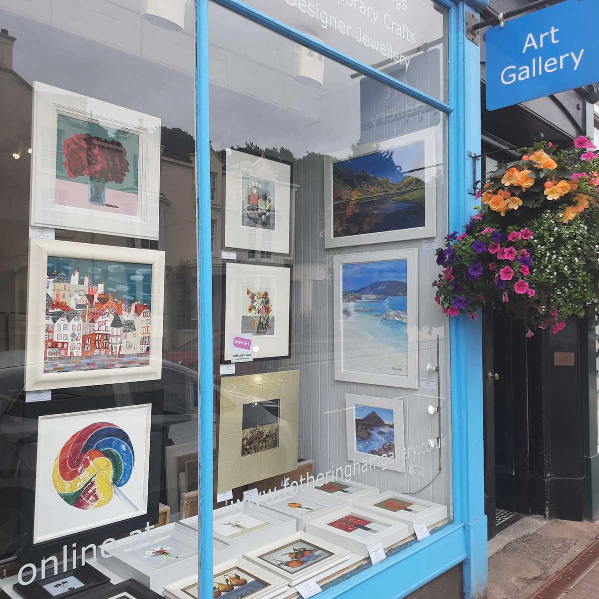 HannaKaciniel's tweet photo. Yesterday I was visiting/delivering a couple of my #paintings to the lovely @fotheringhamgallery and Iit was a nice surprise to see one of my paintings featured in the #Gallerywindow 🎨
#stirling #scottishart #art #popart #popculture #modernart #oilpainting #scottishgalleries https://t.co/W2VwaJaHVi
