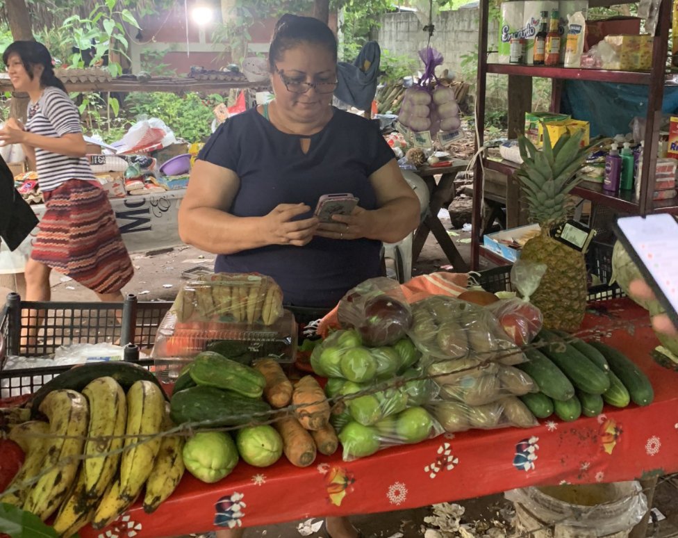BitcoinMagazine's tweet photo. An El Salvadoran street vendor accepts her first #Bitcoin payment. Gradually then suddenly ✨ https://t.co/SnsQHcpN6g