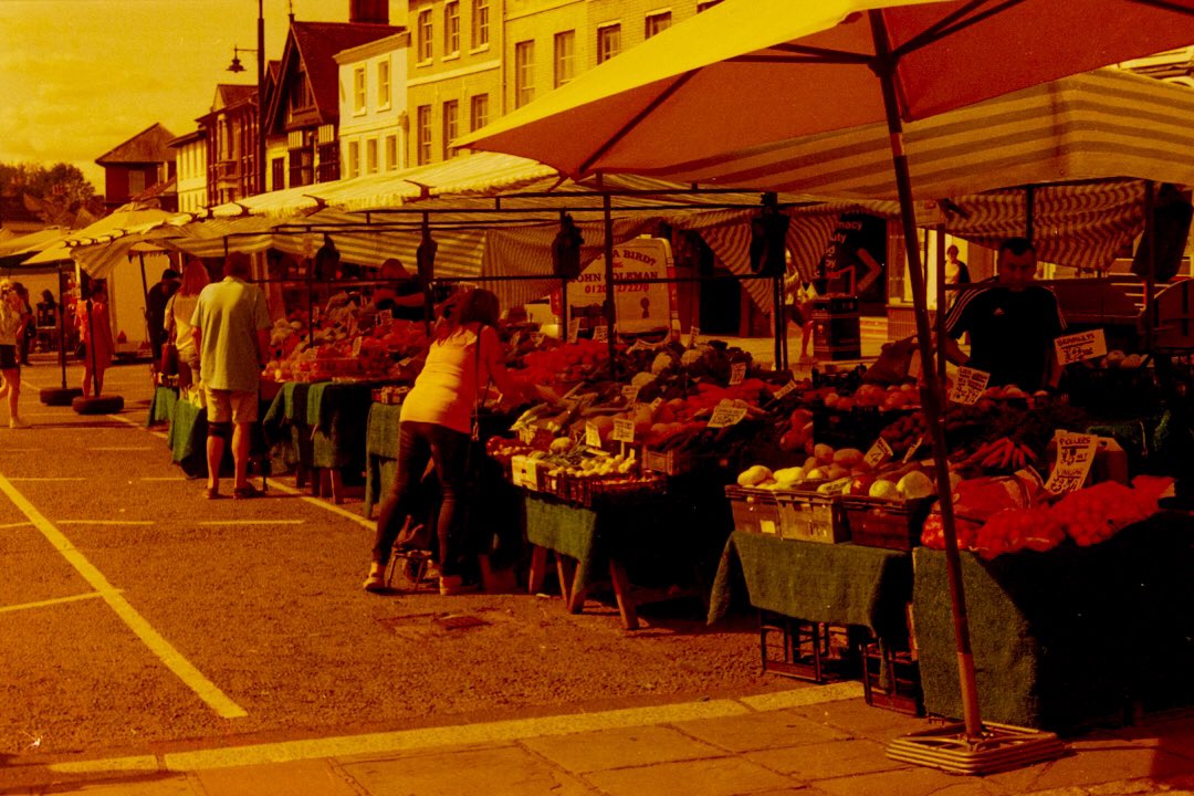 RedeyeRedscale's tweet photo. @Neil_piper_ shot this market scene not to long ago
#streetphotography
#RedeyeRedscale
#Redscale
#35mm
#ExperimentalPhotography
#AnaloguePhotography
#BelieveInFilm
#ShootFilmBeNice
#Sunny16Podcast https://t.co/sYsfE8fqtK