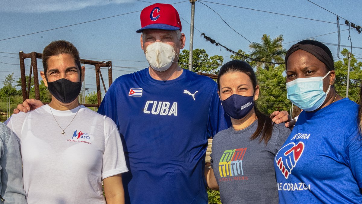 La muchacha que acaba de asumir como primera secretaria de la #UJC , es una sensible instructora de arte, madre de dos niños y dirigente juvenil con muy buenos resultados. Mujer, joven y consagrada, @aylinalvarezG es ejemplo de nuestra juventud. #SomosCuba