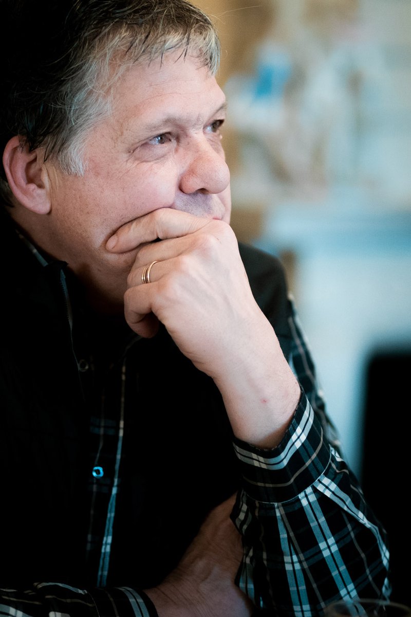 «En l'últim joc de la final contra Àlvaro... Ahí estàs volant. És romanticisme». Paco, la seua convera amb @PeterValero en Ferida 10. Fotografia d'Estrella Jover.
 
Oferim el número en obert: issuu.com/revistaferida/…