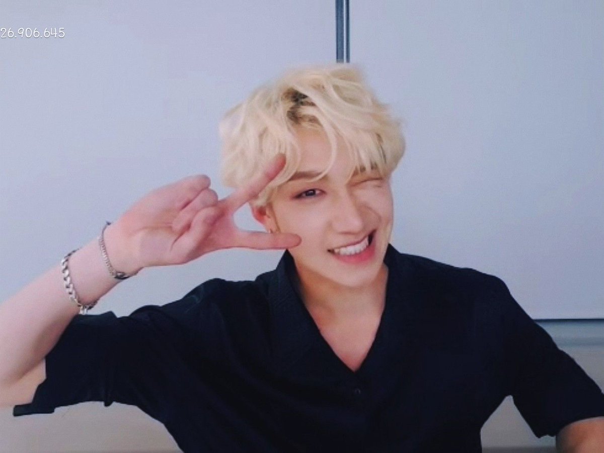 Connected bang chan. Кристофер бан бан Чан. Stray Kids бан Чан. Бан Чан Stray Kids блондин. Чонин блондин.